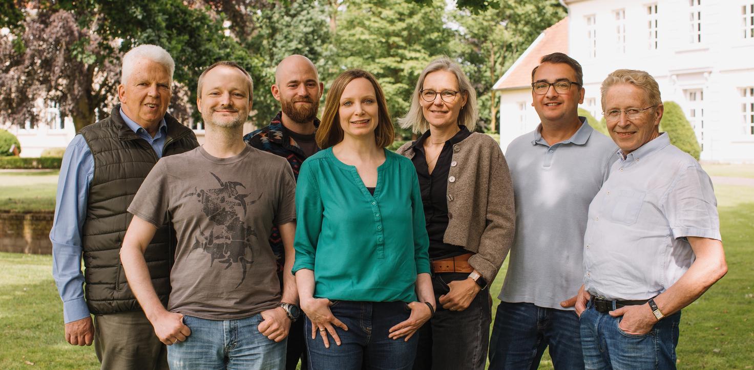Die sieben Kandidaten für das Saterland posieren für ein Gruppernfoto.