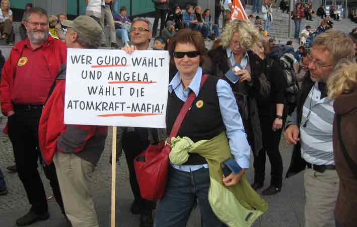 Irmrtaud Kannen und andere Cloppenburger TeilnehmerInnen weisen auf Zusammenhänge hin ...