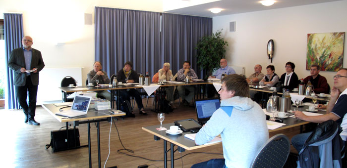 Rudi Hockmann, Geschäftsführer des OM-Verbundes, erläutert die wirtschaftliche Entwicklung im Landkreis Cloppenburg