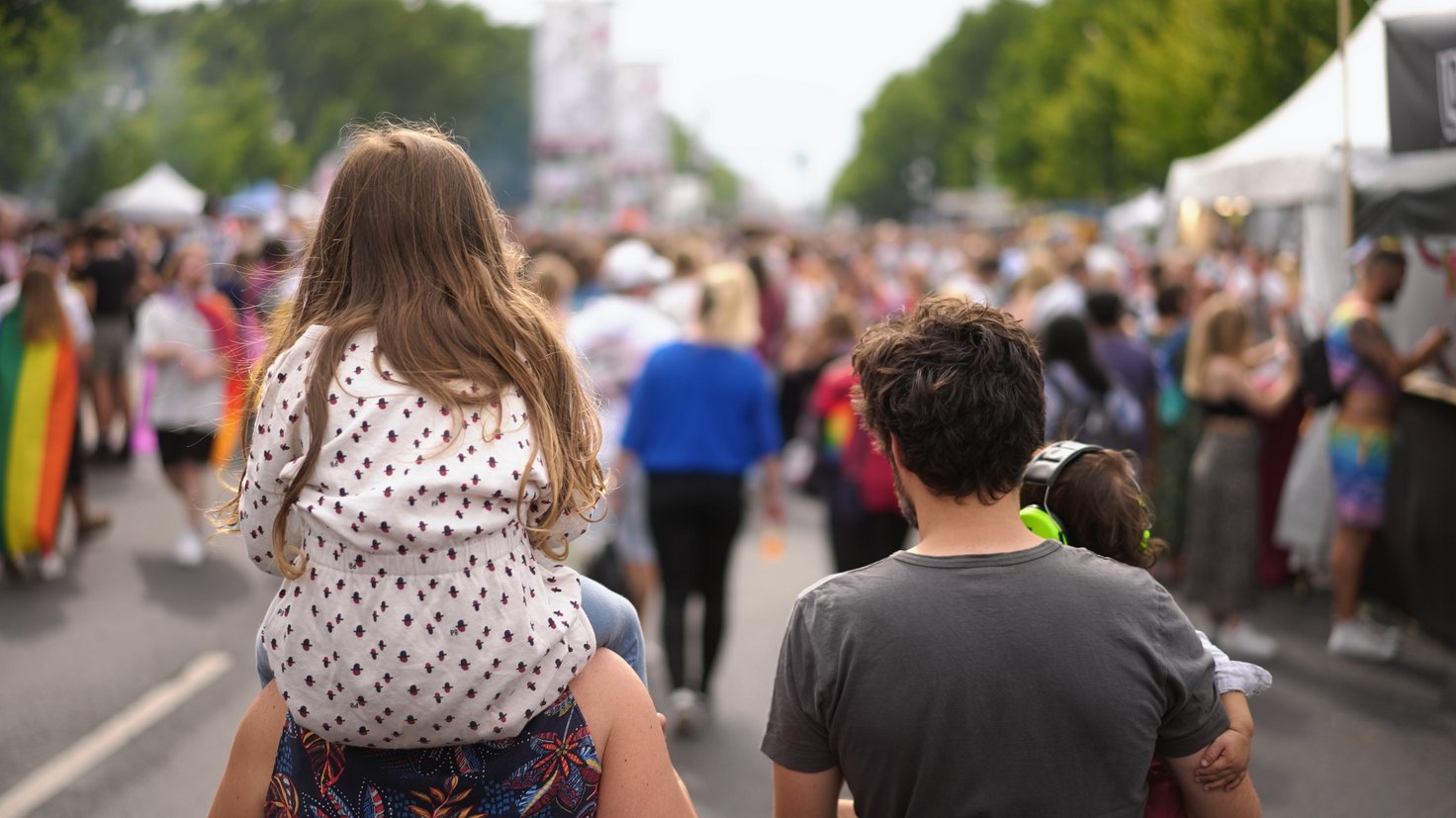Sinnbild für Demokratie: Menschen gehen auf einer Straße in einem Demonstrationsumzug.