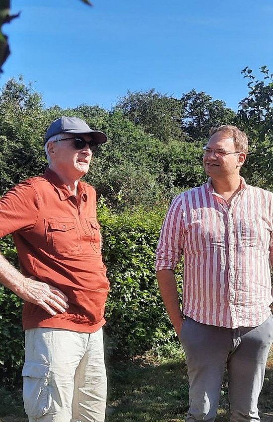 Joachim Bunger und Stephan Christ unterhalten sich im Garten bei der Johanniterkapelle Bokelesch.