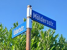 Foto von zwei Straßenschildern, links: Udetstraße, rechts: Möldersstraße - zwei Straßennamen in Cloppenburg