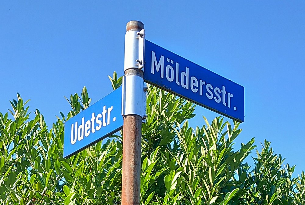 Foto von zwei Straßenschildern, links: Udetstraße, rechts: Möldersstraße - zwei Straßennamen in Cloppenburg