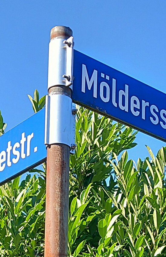 Foto von zwei Straßenschildern, links: Udetstraße, rechts: Möldersstraße - zwei Straßennamen in Cloppenburg