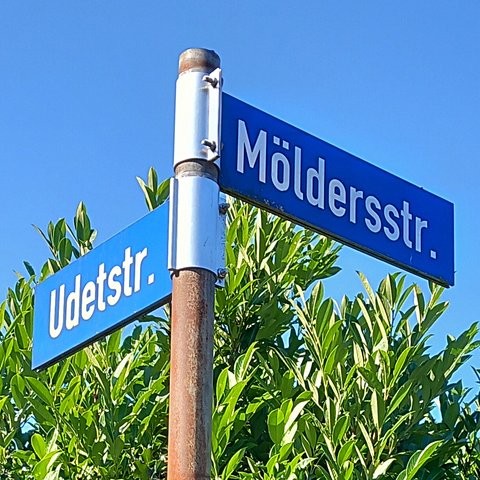 Foto von zwei Straßenschildern, links: Udetstraße, rechts: Möldersstraße - zwei Straßennamen in Cloppenburg