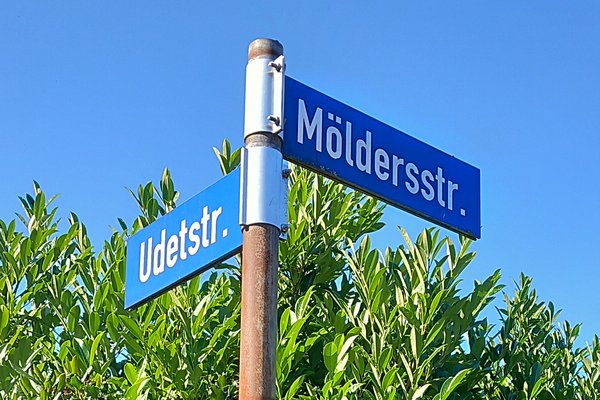 Foto von zwei Straßenschildern, links: Udetstraße, rechts: Möldersstraße - zwei Straßennamen in Cloppenburg
